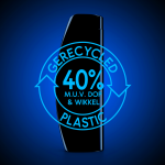Blauw recycle logo met tekst: gerecycled plastic, 40% m.u.v. dop & wikkel. Blauwe achtergrond met zwarte shampoofles.