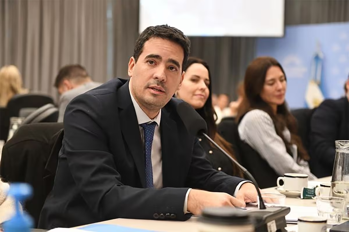 Adrian Ravier reemplazará a Manuel Adorni como Vocero Presidencial.