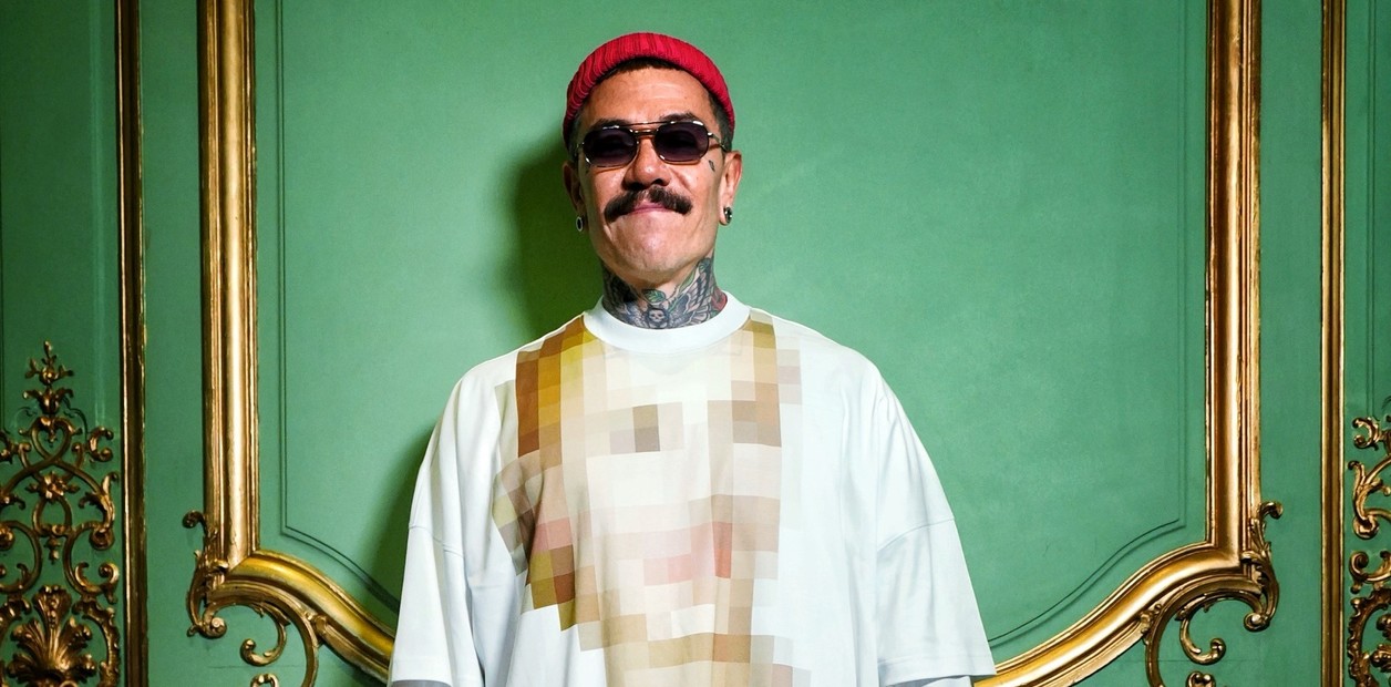 Adrián Appiolaza dejó de ser el director creativo de la firma italiana Moschino.