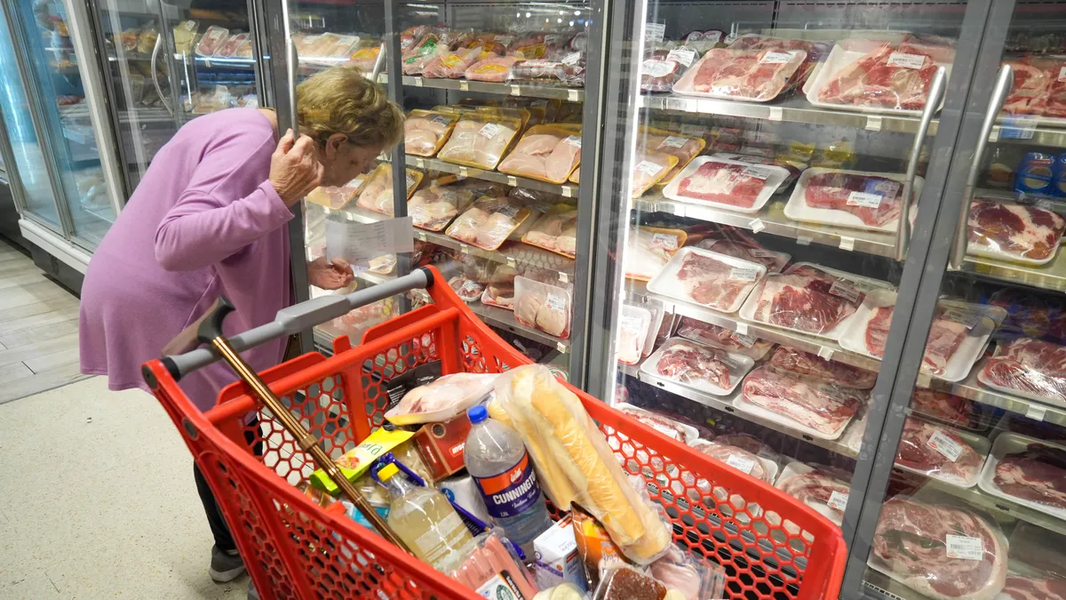 El consumo masivo volvió a caer en abril