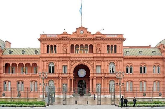 Vacían la biblioteca de la Casa Rosada.