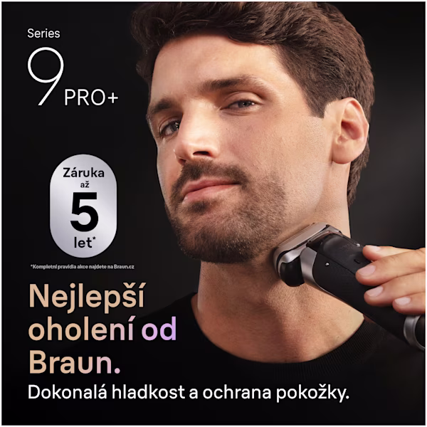 Muž se holí holicím strojkem Series 9 PRO+. Text zní: Nejlepší oholení od Braun. Muž se holí holicím strojkem Series 9 PRO+. Text zní: Nejlepší oholení od Braun.