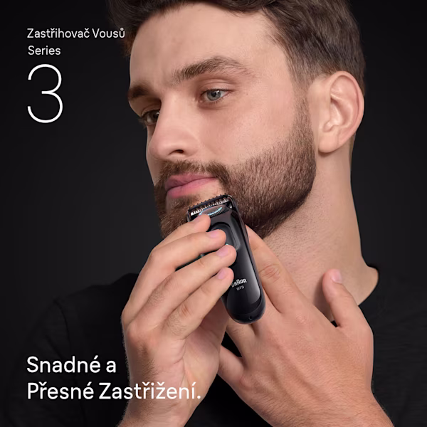 Mladý muž zastřihující si vousy na bradě pomocí zastřihovače vousů Braun Series 3 Mladý muž zastřihující si vousy na bradě pomocí zastřihovače vousů Braun Series 3