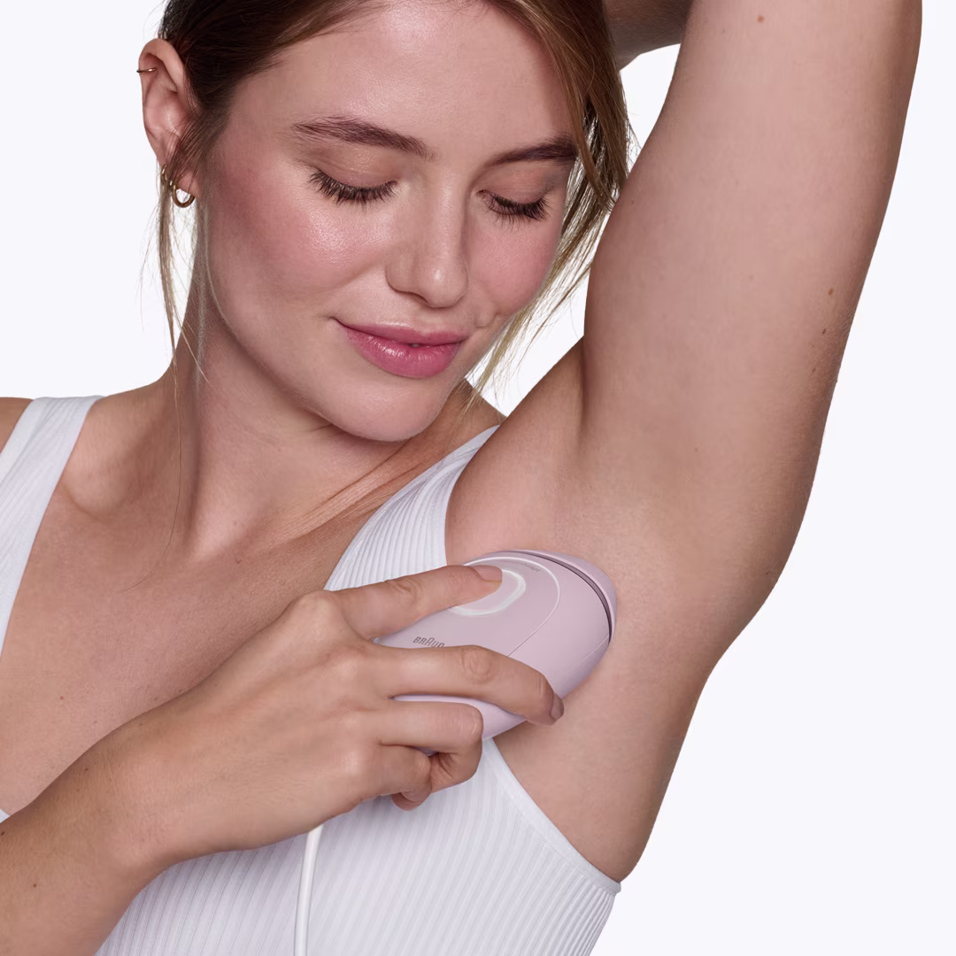 Snímek ženy používající přístroj Braun Silk·expert Mini na podpaží. Snímek ženy používající přístroj Braun Silk·expert Mini na podpaží.