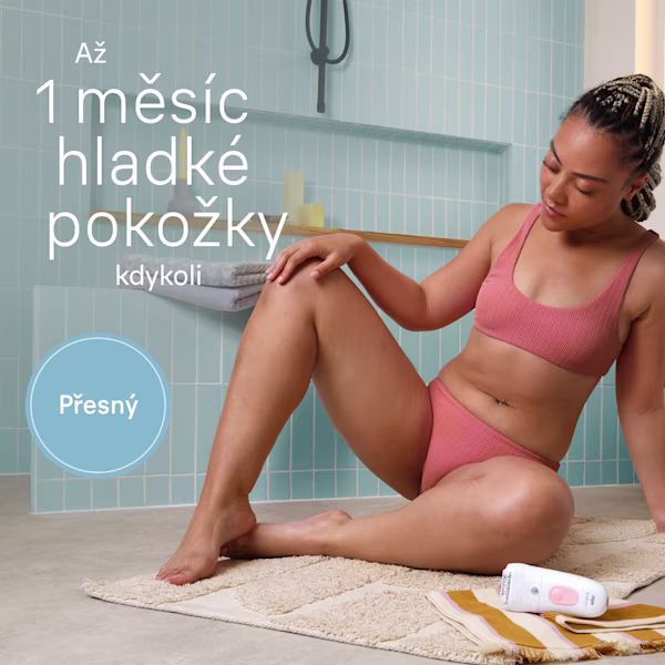 Žena si hladí nohu v koupelně Žena si hladí nohu v koupelně