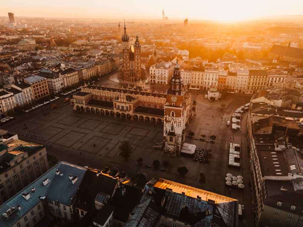 wschod-slonca-widok-na-krakowski-rynek-i-ulice-krakow-woj-malopolskie-bazylika-mariacka-rynek-glowny-zamek-na-wawelu