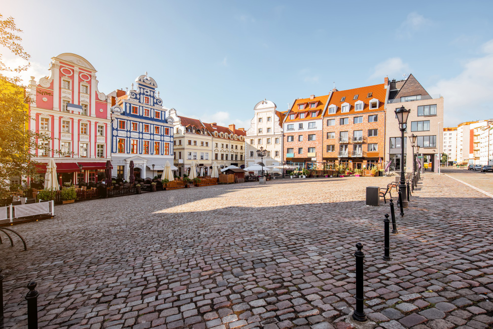 widok-na-rynek-z-pieknymi-kolorowymi-budynkami-podczas-porannego-swiatla-w-szczecinie-polska