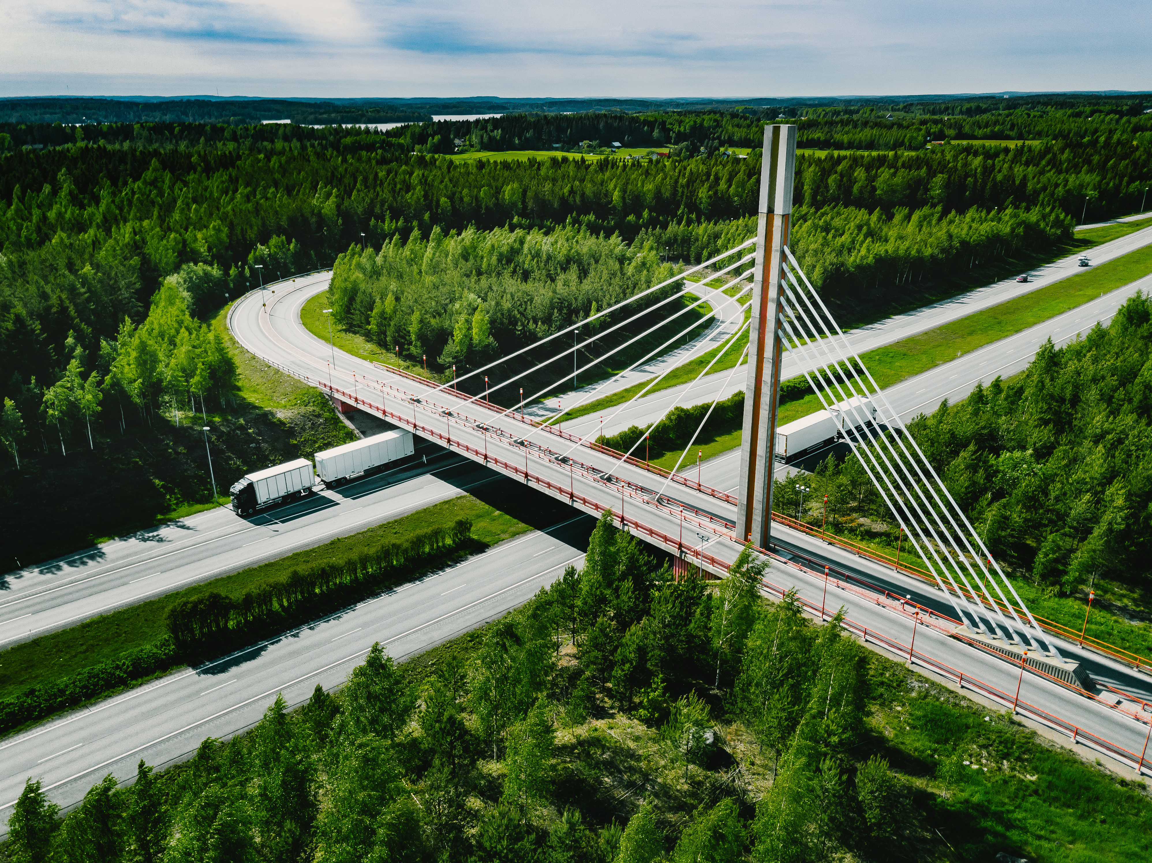 widok-z-lotu-ptaka-na-most-wiszacy-wiszacy-i-autostrade-z-zielonymi-lasami-w-letni-dzien-w-finlandii