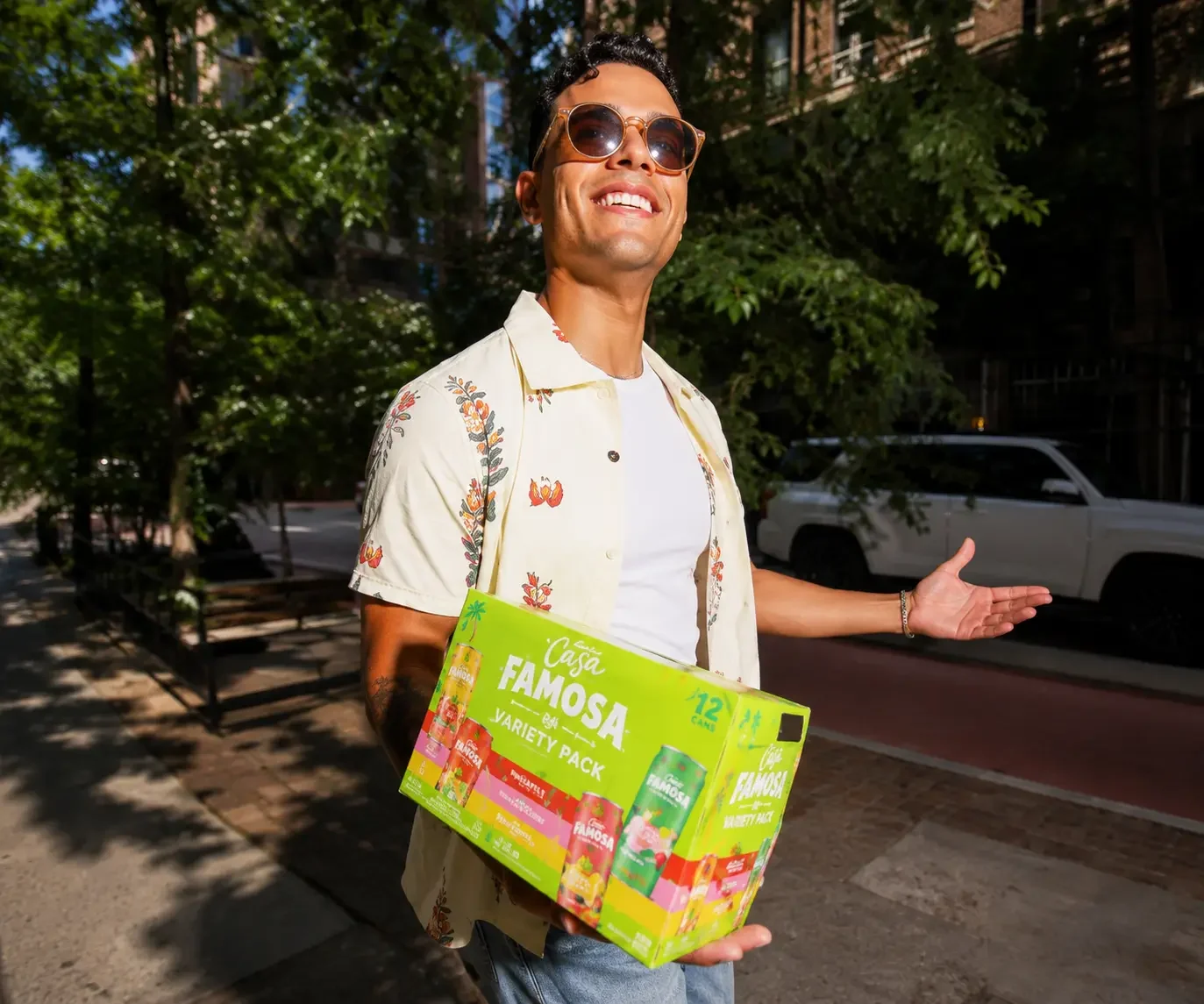 Someone holding a Casa Famosa pack