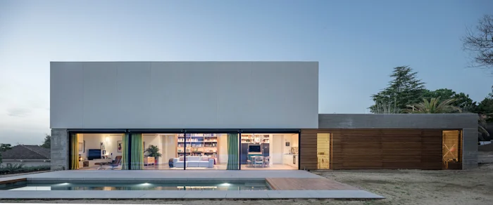 Jeu de transparence et de lumière dans une villa madrilène