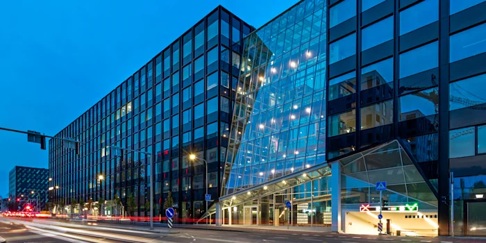 Fachada de vidrio inclinada