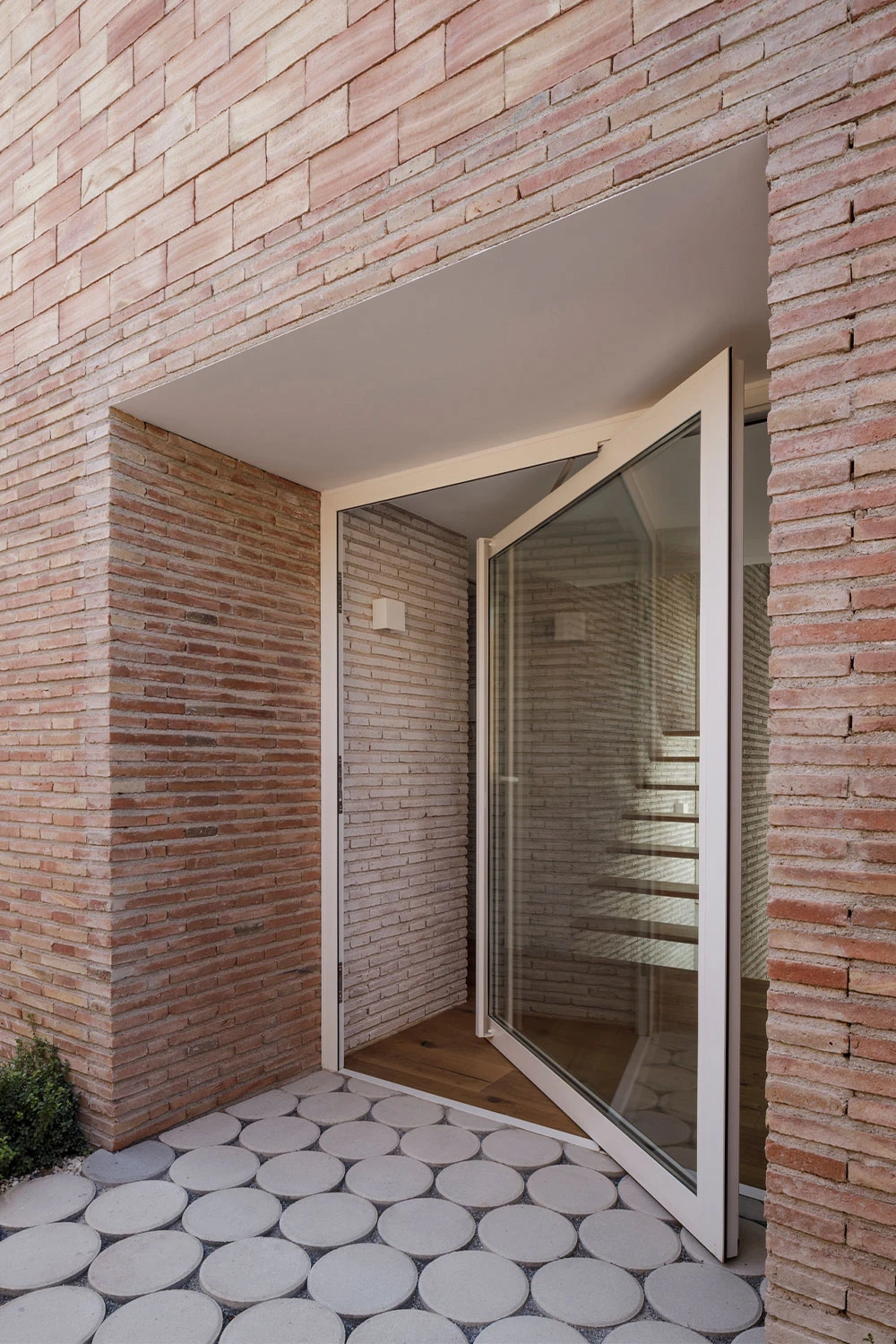 La porte pivot, signature de l’architecture contemporaine