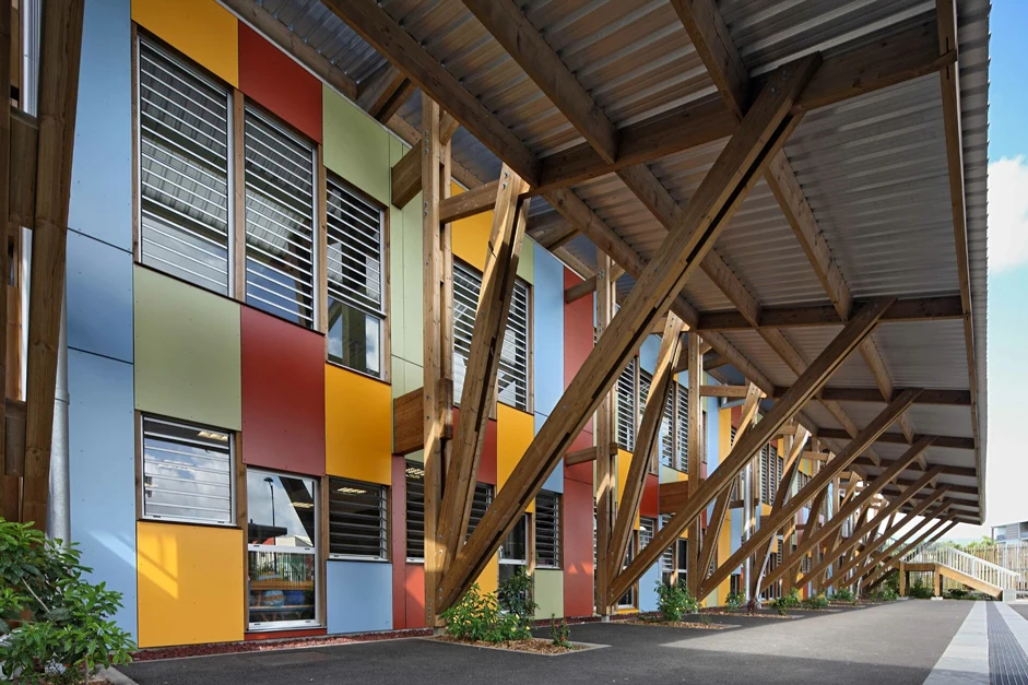 Façades et fenêtres redonnent des couleurs à la ville