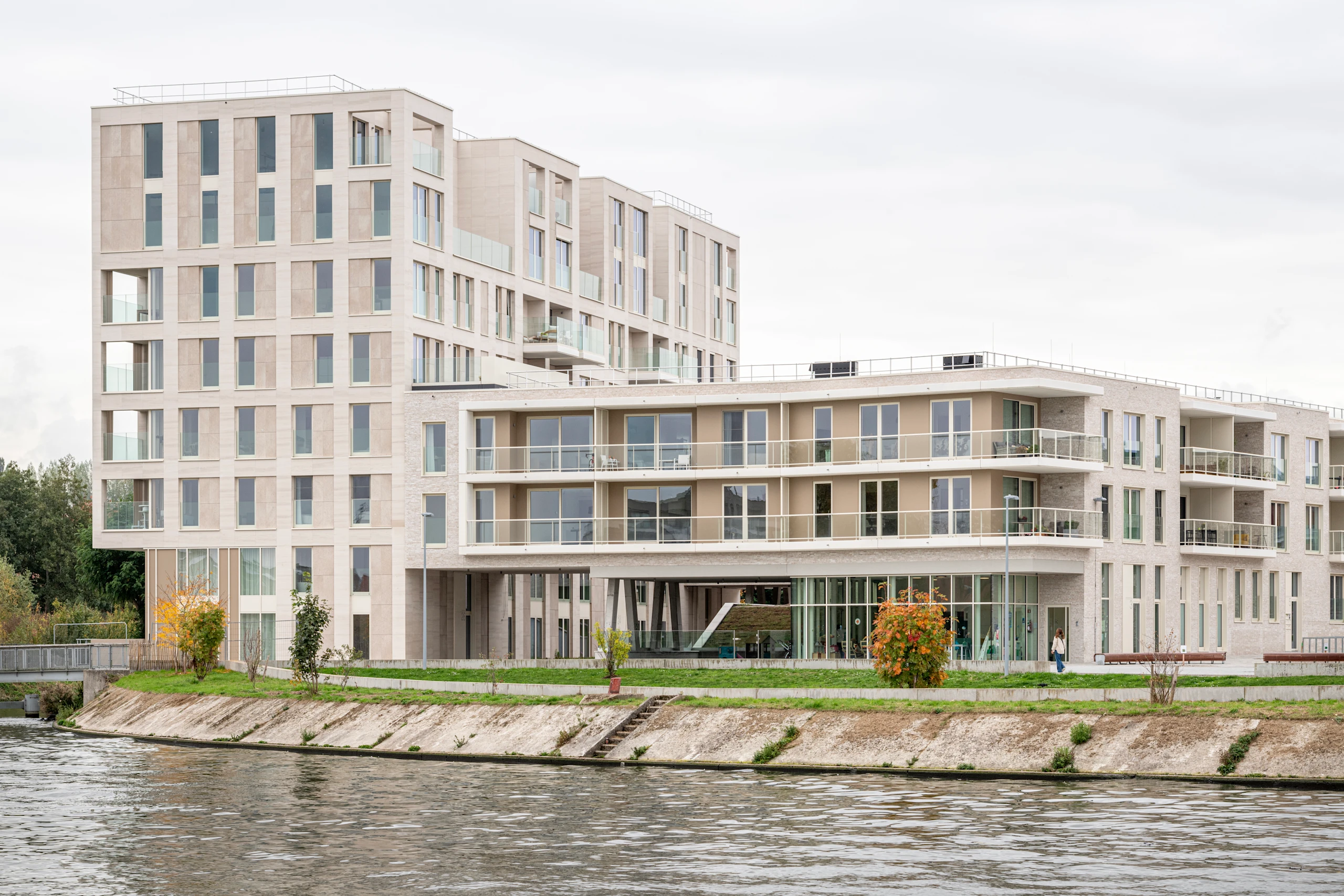 Aluminium schrijnwerk geeft Bord’Eau zijn iconische uitstraling