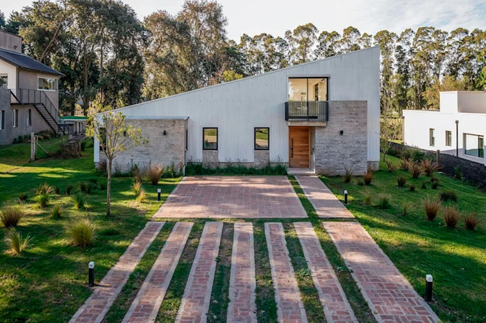 A San Benito House, na Argentina, destaca-se pela forma como responde a condições climáticas exigentes através de soluções arquitetónicas e técnicas que valorizam a ligação entre interior e exterior, com o contributo das soluções em alumínio da Technal 