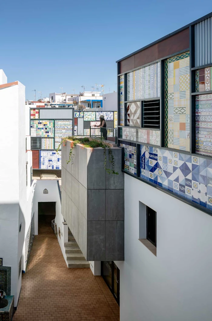 Menção Reabilitar_Hotel e Restaurante no complexo de Produção Cerâmica Motalván. Sevilha