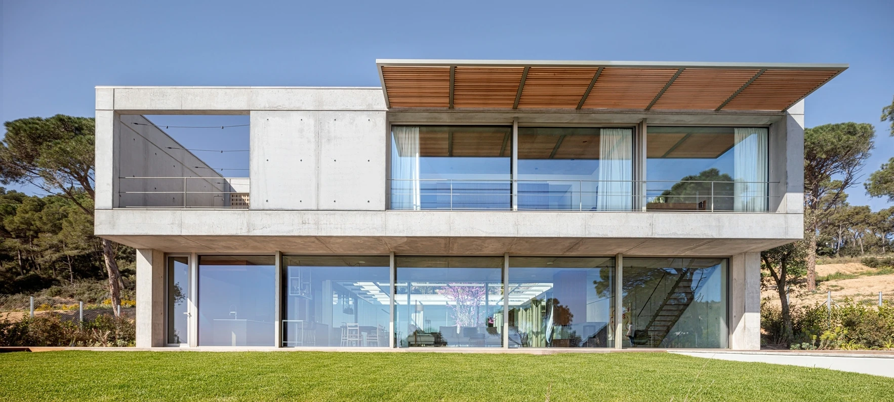 Une architecture méditerranéenne sublimée par la transparence