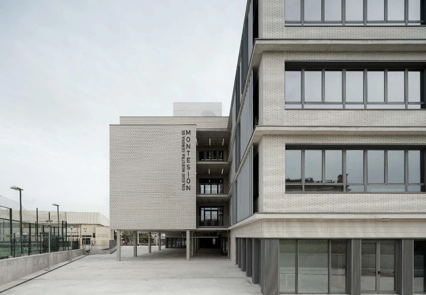 Modernidad y sostenibilidad en el nuevo Colegio Montesión de Son Moix, de GRAS Reynés Arquitectos, con sistemas TECHNAL