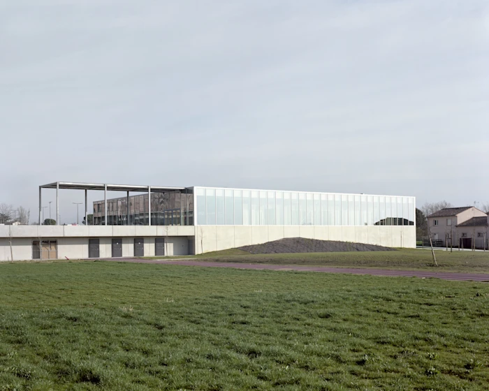 Gymnase de Villefranche-de-Lauragais : Un projet moderne et intégré au paysage