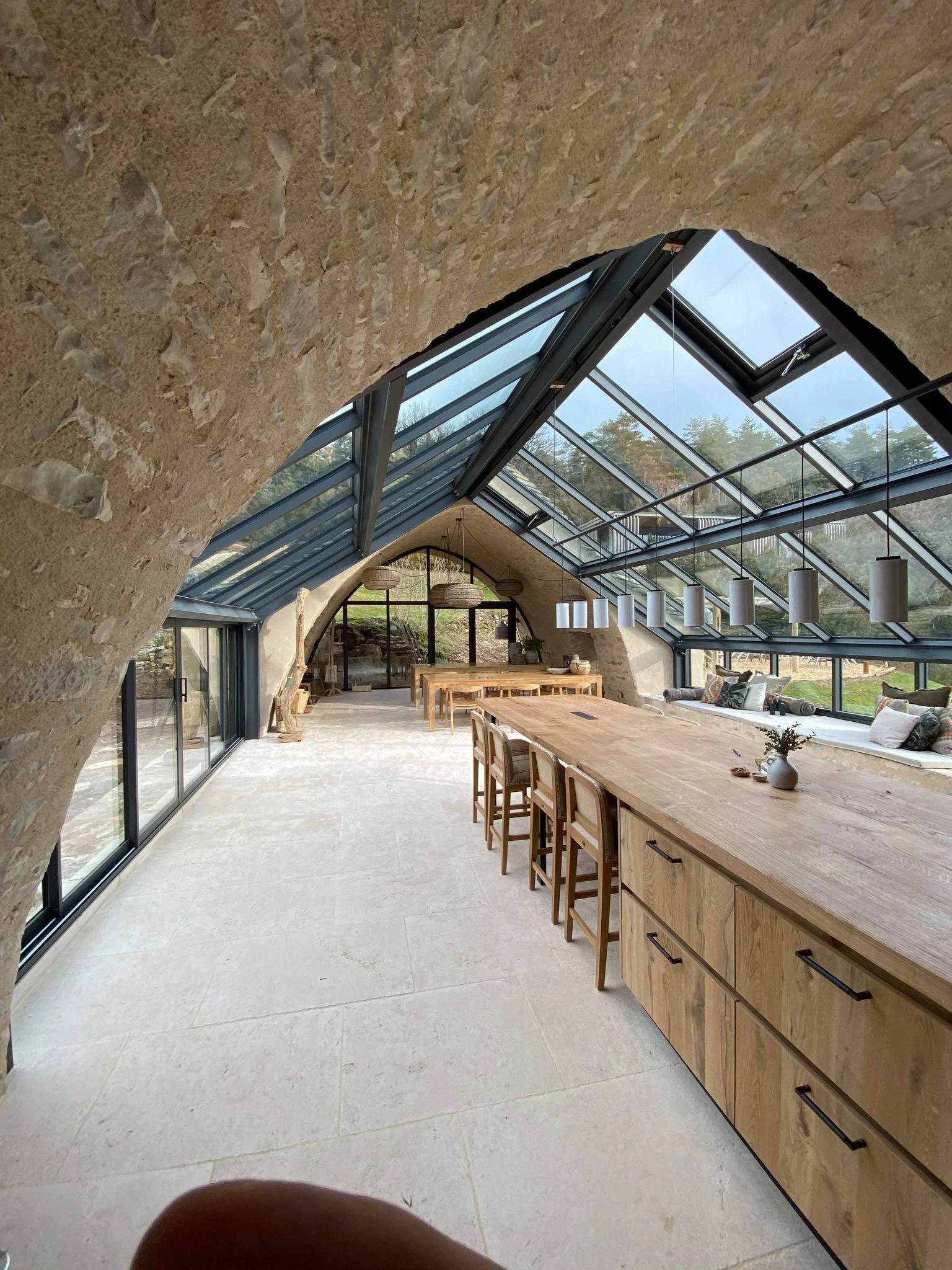 Réhabilitation spectaculaire et technique de ce hameau inscrit dans un site classé au patrimoine mondial de l’Unesco. Les solutions TECHNAL mises en oeuvre se mettent au service de la performance, du design, et du bien-être : verrière 2 pentes GEODE, ensembles composés fixes et ouvrants SOLEAL 65.