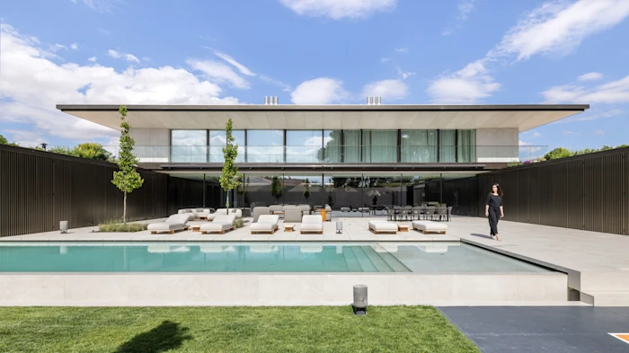 Cuando la arquitectura juega con disolver los límites entre el interior y el exterior con sistemas TECHNAL