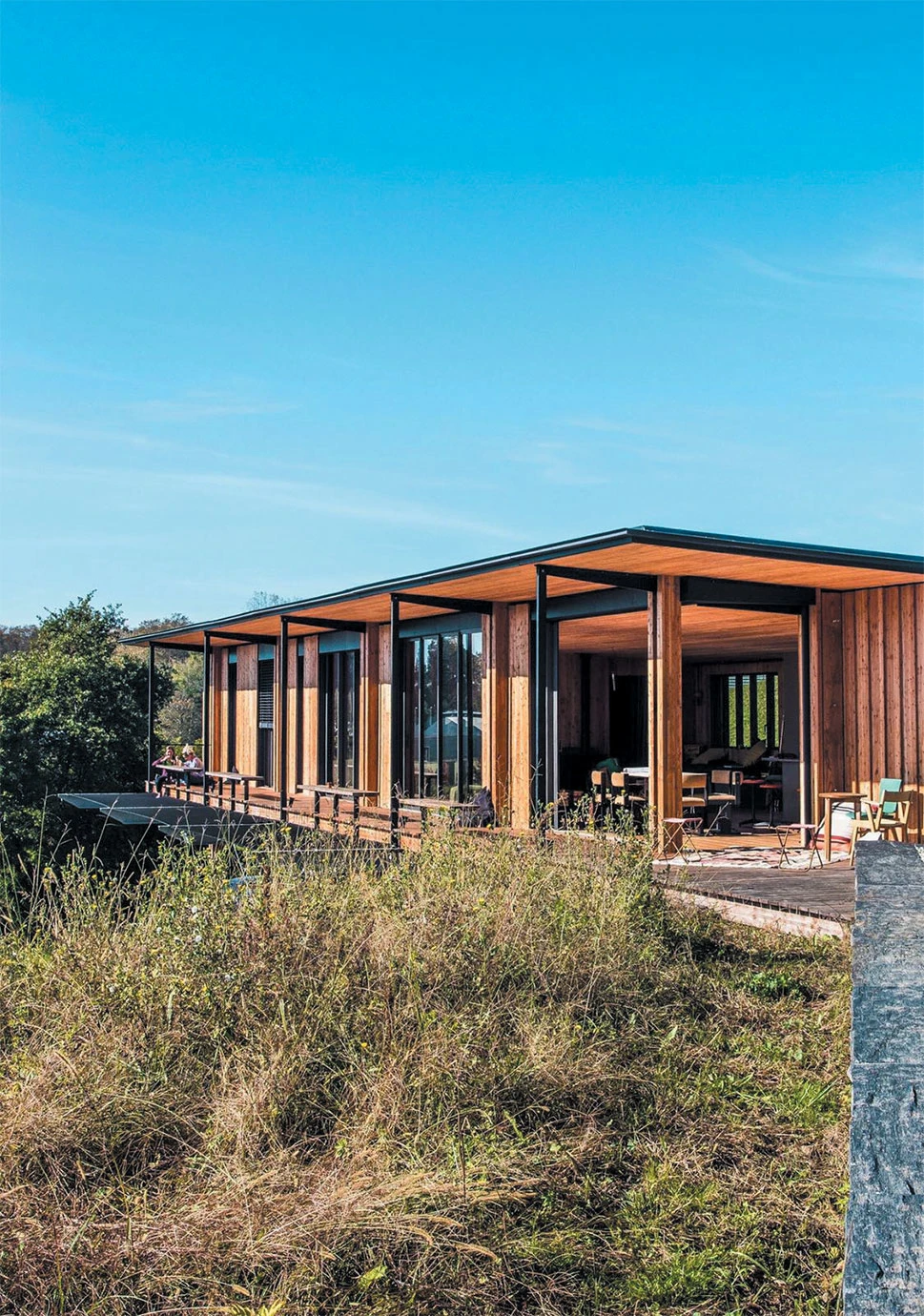 Une maison bois sur pilotis ouverte sur la nature