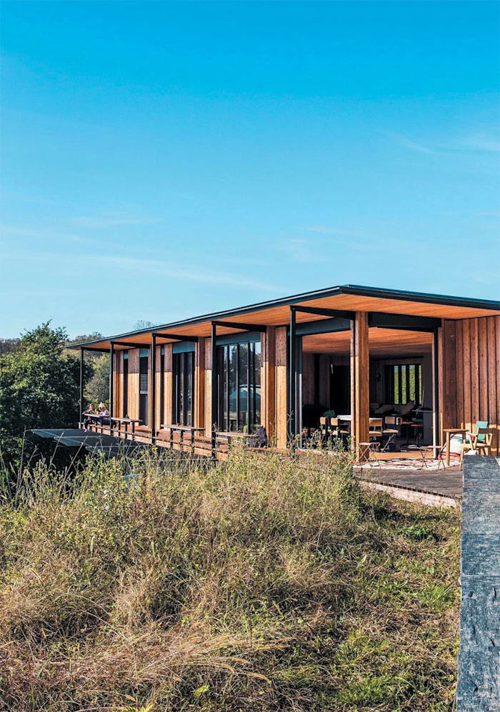Quand la légèreté du bois rencontre l’innovation TECHNAL, l’habitat s’ouvre à la nature pour un art de vivre durable et modulable.