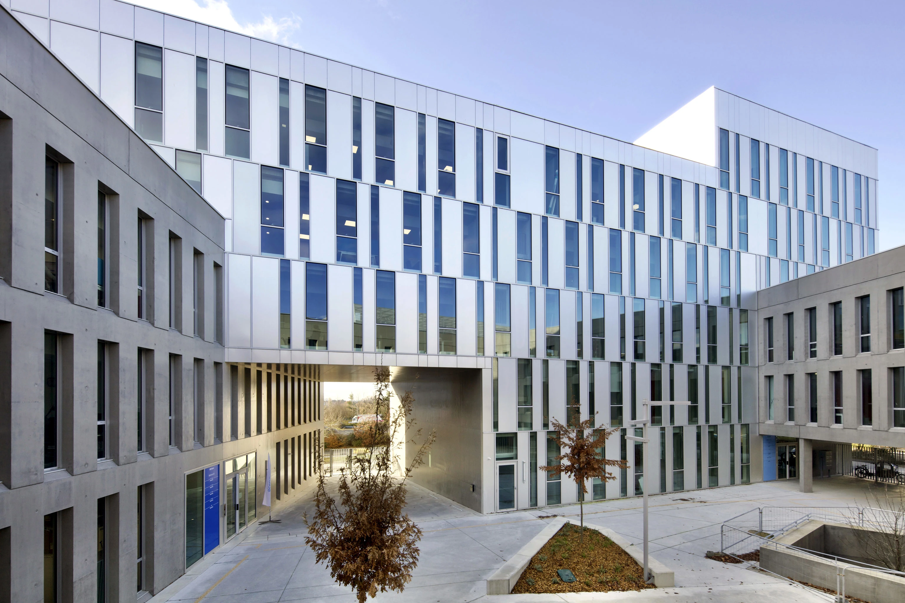 Avec ses murs-rideaux GEODE finement rythmés, ce bâtiment de bureaux incarne le renouveau du quartier d’affaires de Cesson-Sévigné. Élancé, lumineux et ultra fonctionnel, il allie esthétique minimaliste, confort thermique et liberté d’usage. Une façade en mouvement pour un lieu de travail vivant et connecté.
