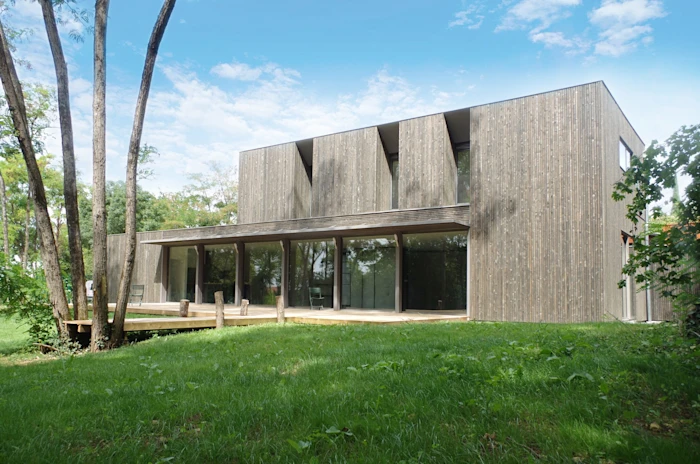 Une maison ancrée dans la roche : entre nature et lumière