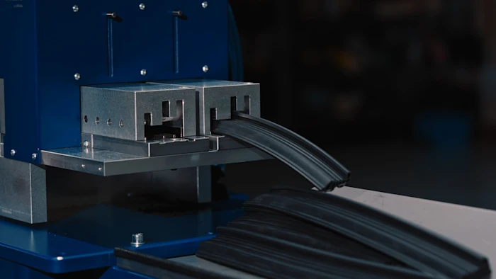 Automatic gasket cutting machine