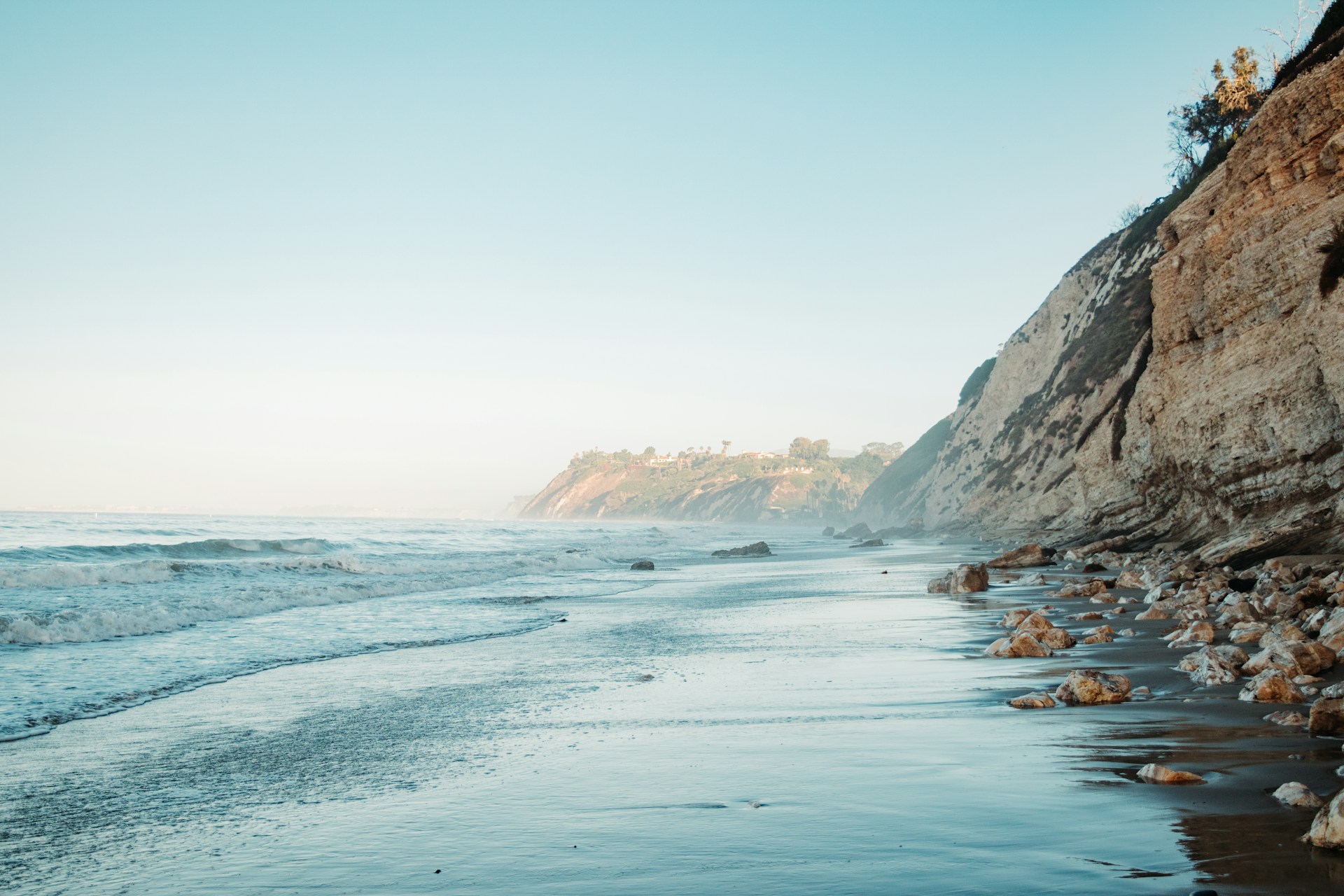 Santa Barbara Coastal Hiking | The coastline of Santa Barbara with cliffs and ocean.