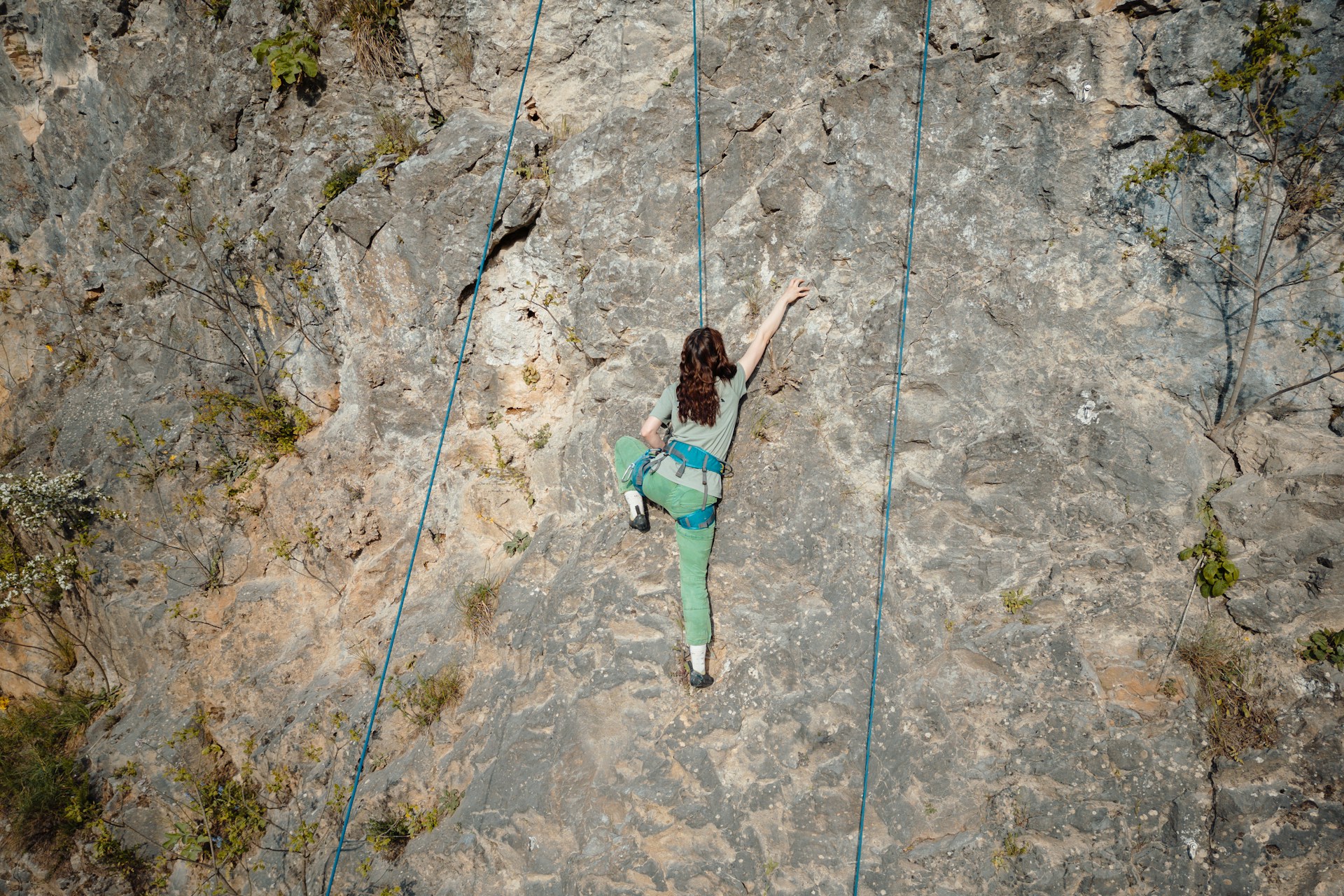 woman climbing | woman climbing