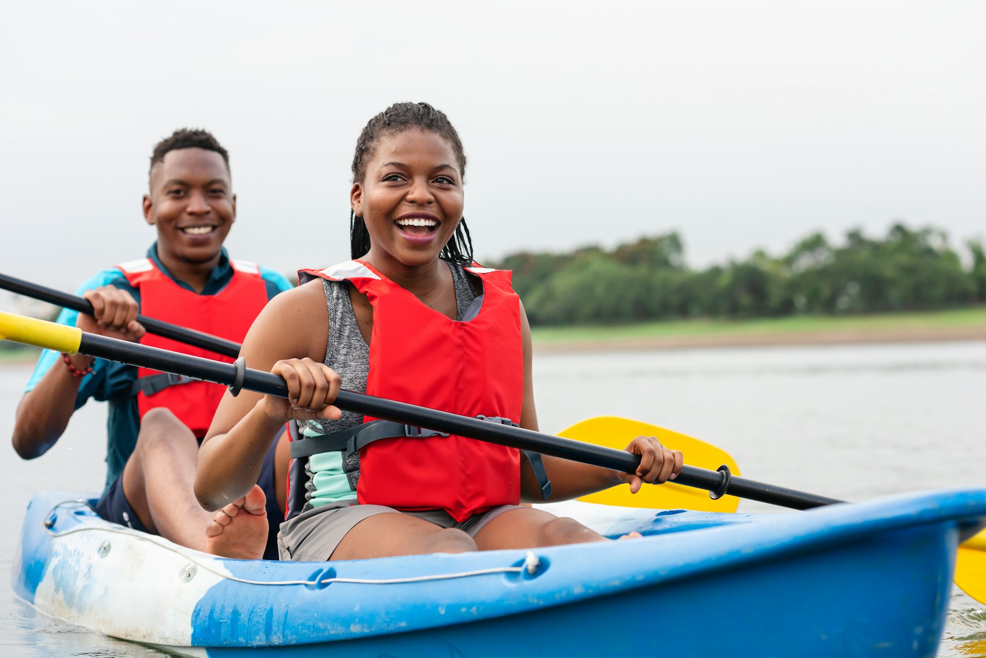 couple kayaking