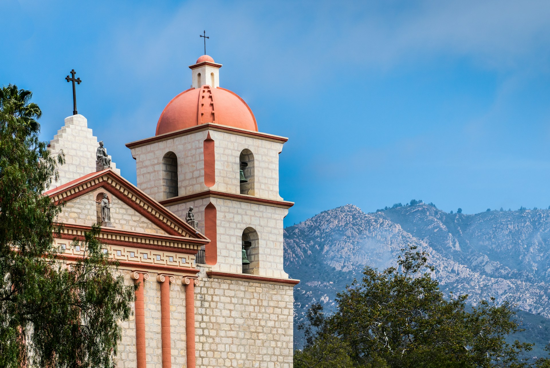 santa-barbara-mission-mountains | Santa Barbara mission with mountains in the background.