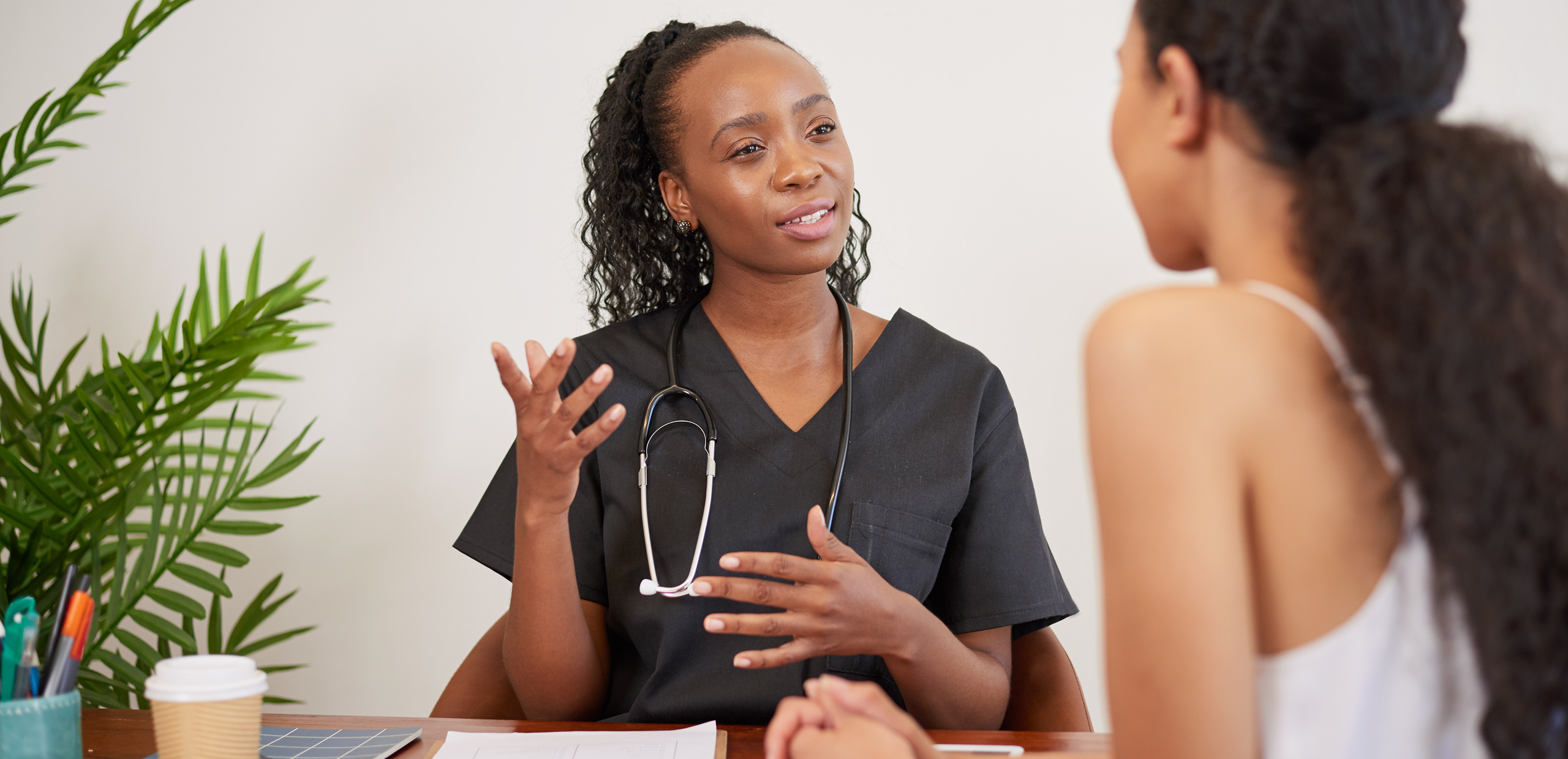 Doctor talking with a female patient about what gynecologists, dermatologists and real women say about Always FlexFoam