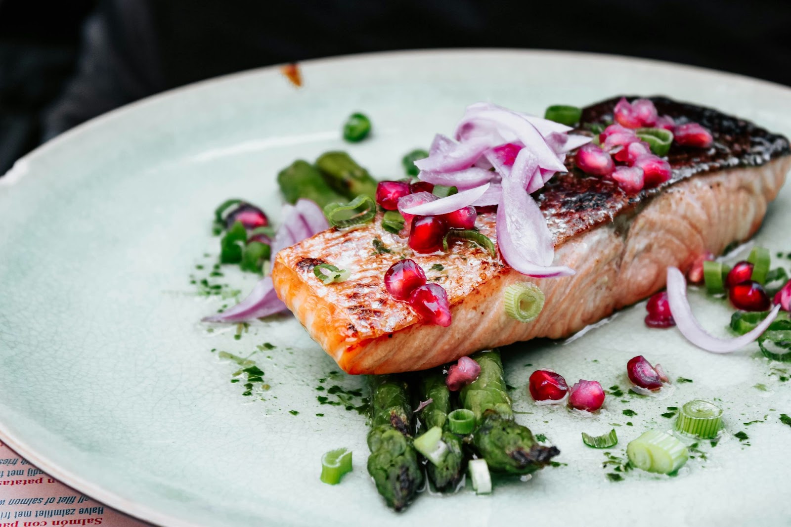 Fish with onions and asparagus