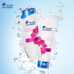 bouteille de shampooing blanche avec fleurs roses