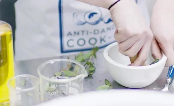 femme qui écrase des feuilles dans une cuisine