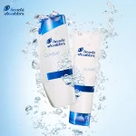 bouteilles de shampooing blanches sur fond bleu