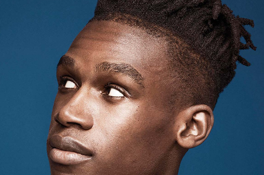 jeune homme regardant vers la droite