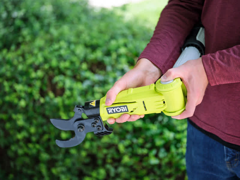 Product Features Image for 18V ONE+ Lithium-Ion Cordless Pole Lopper Kit.