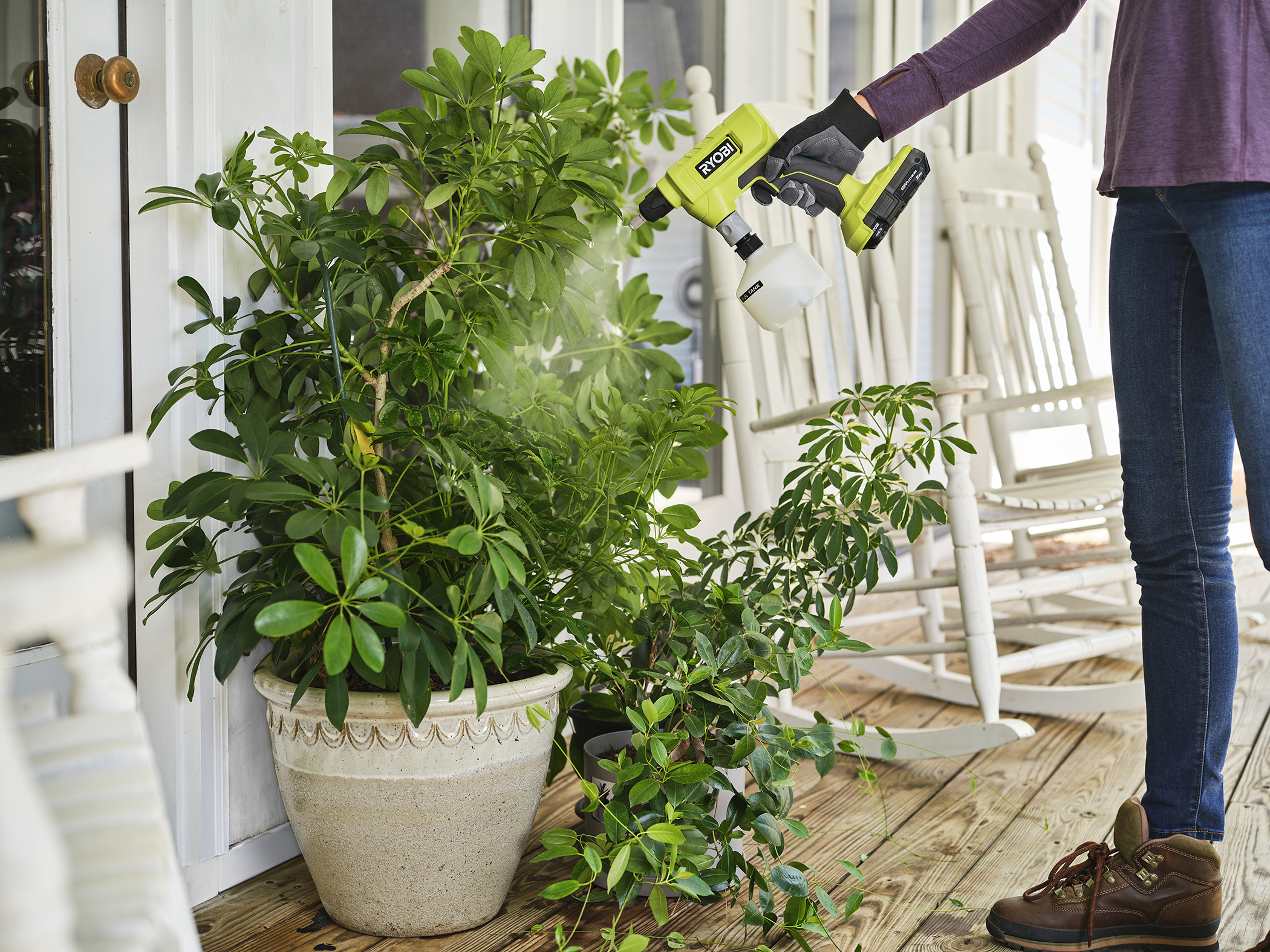 Product Features Image for 18V ONE+ COMPACT SPRAYER KIT.