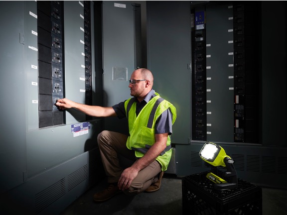 Product Features Image for 18V ONE+ CORDLESS LED HYBRID FLOOD LIGHT (TOOL ONLY).