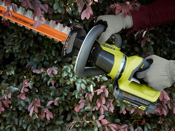 Product Features Image for 40V 24" Hedge Trimmer WITH 2AH BATTERY & CHARGER.