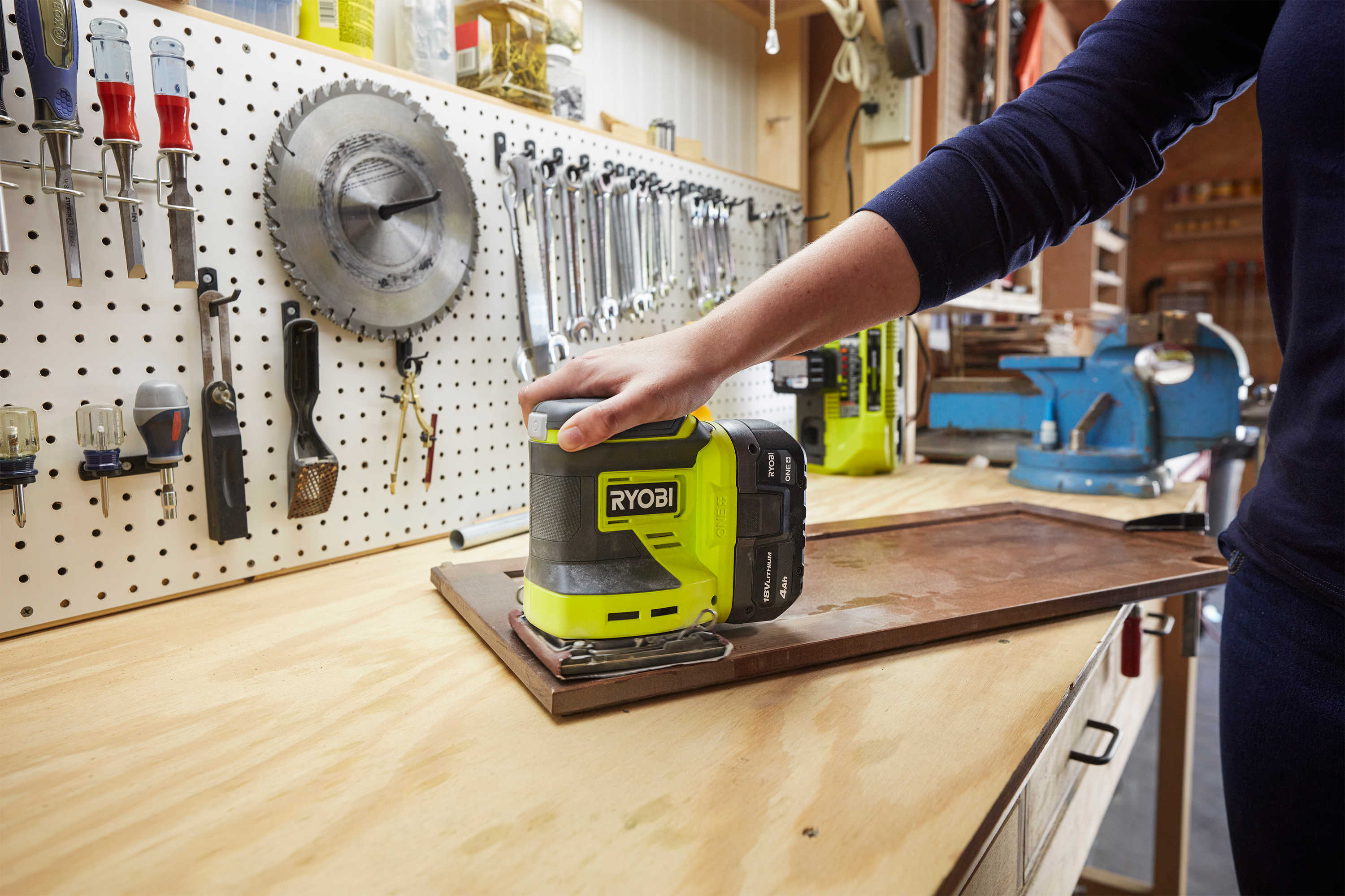 Product Features Image for 18V ONE+ 1/4 SHEET SANDER.