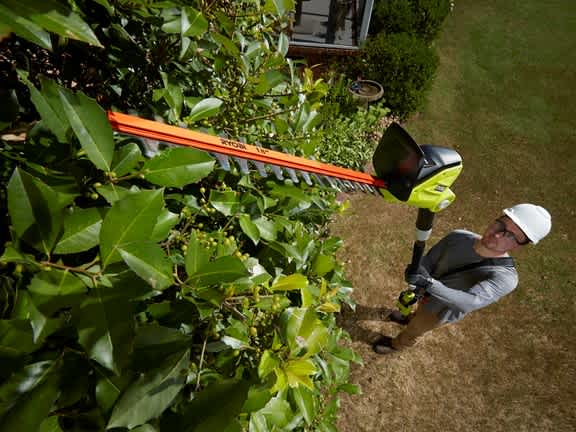 Product Features Image for 40V 18" CORDLESS POLE HEDGE TRIMMER KIT.
