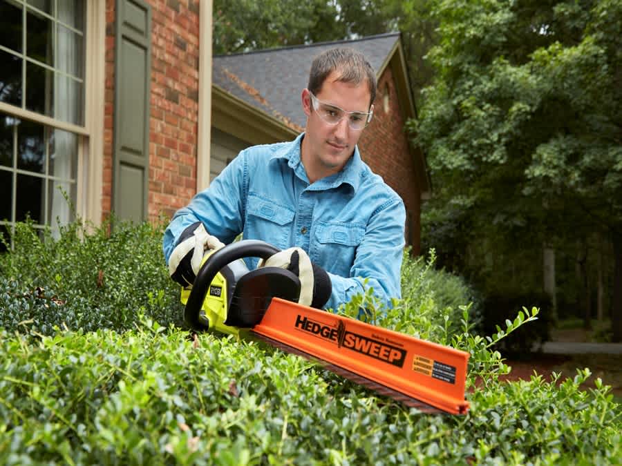 Product Features Image for 18V ONE+™ LITHIUM+™ 22" Hedge Trimmer WITH 1.5AH BATTERY & CHARGER.