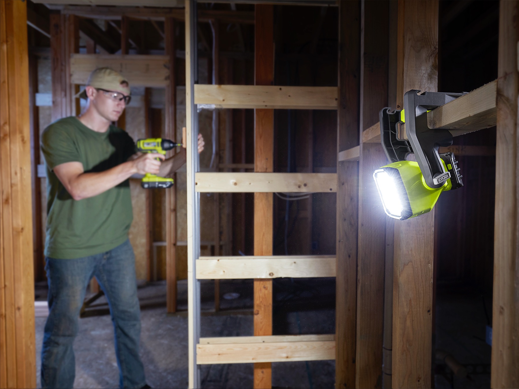 Product Features Image for 18V ONE+ CORDLESS LED HYBRID FLOOD LIGHT (TOOL ONLY).