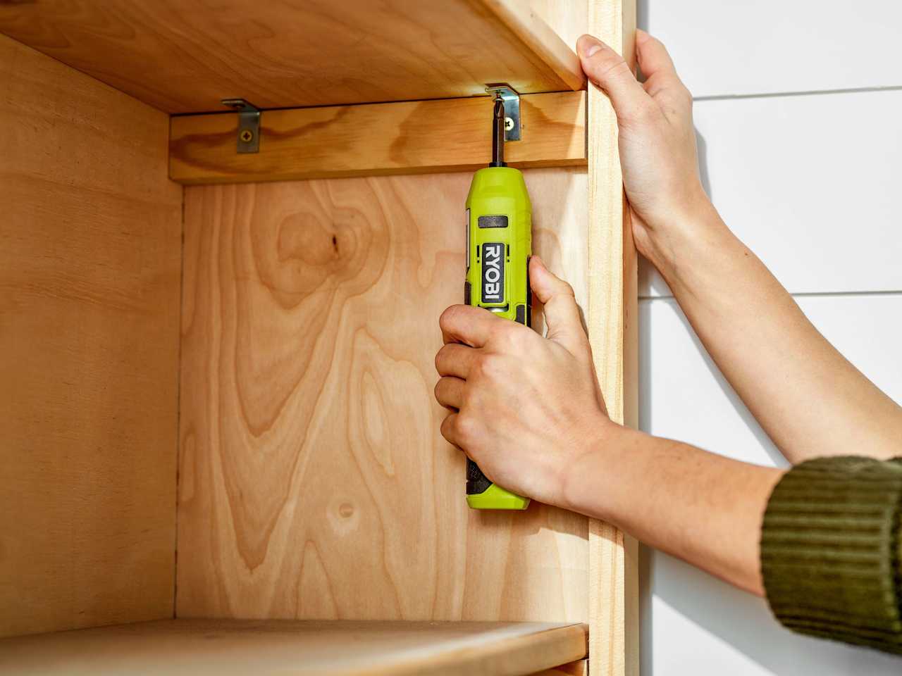 Product Features Image for 4V SCREWDRIVER.