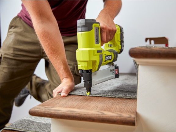 Product Features Image for 18V ONE+ AIRSTRIKE 18GA NARROW CROWN STAPLER KIT.